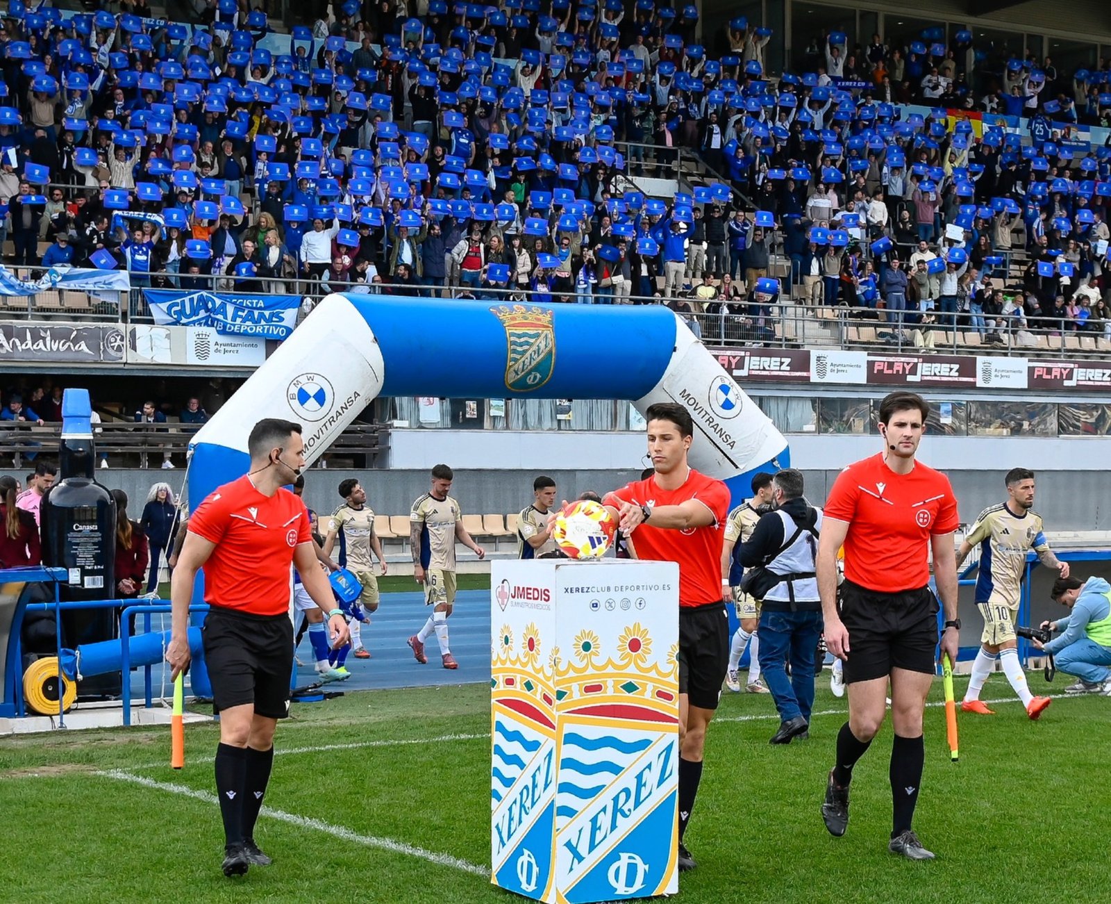 Árbitros en el estadio Chapín del Xerez CD con aficionados