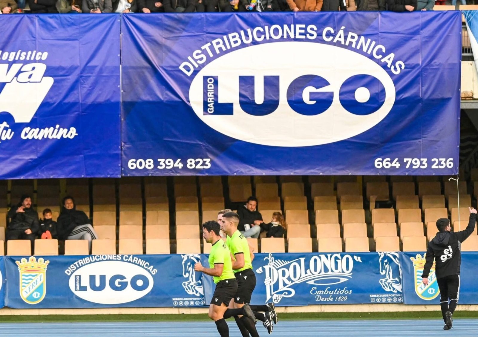 Estadio Chapín con patrocinadores del Xerez CD